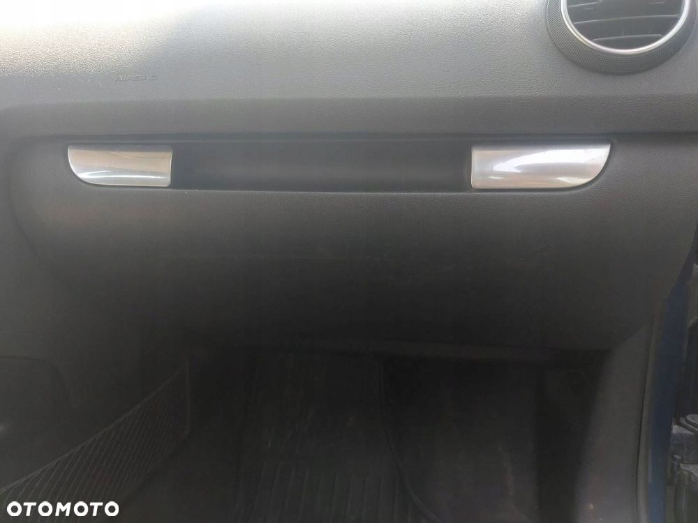 SCHOWEK PASAŻERA AUDI A3 8P - 1