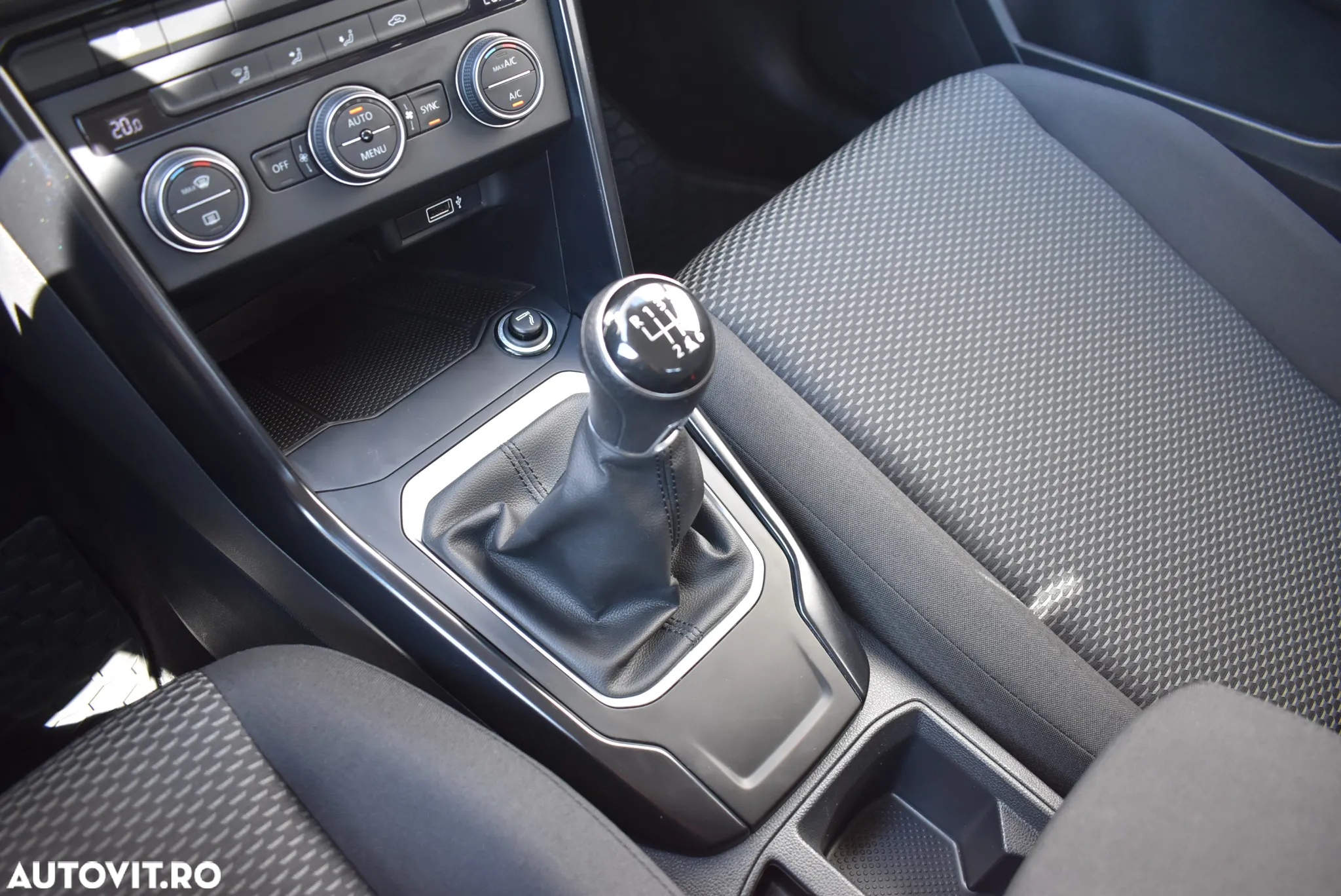 Volkswagen T-ROC 1.6 TDI Base - 18