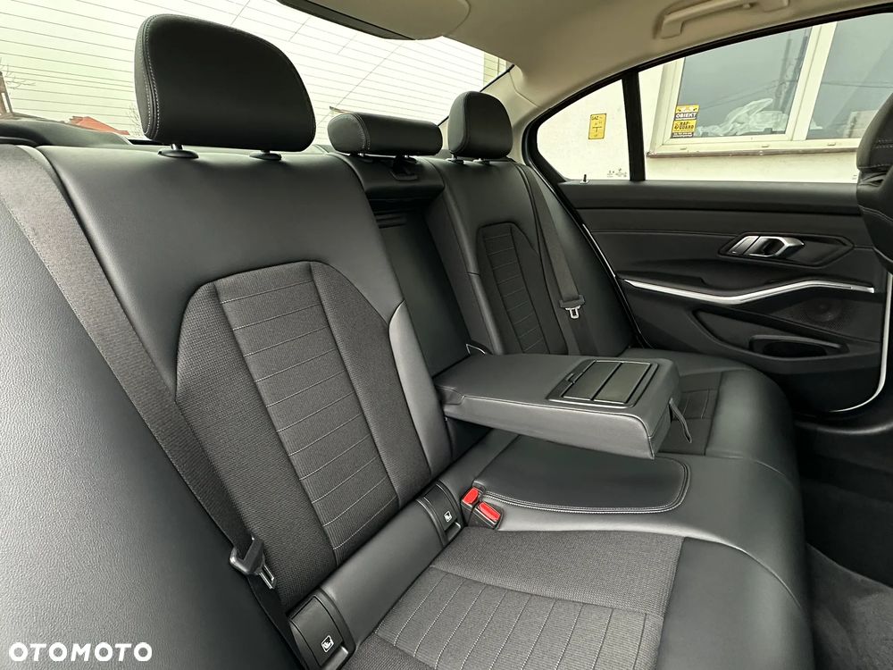 BMW Seria 3 330i Sport - 22