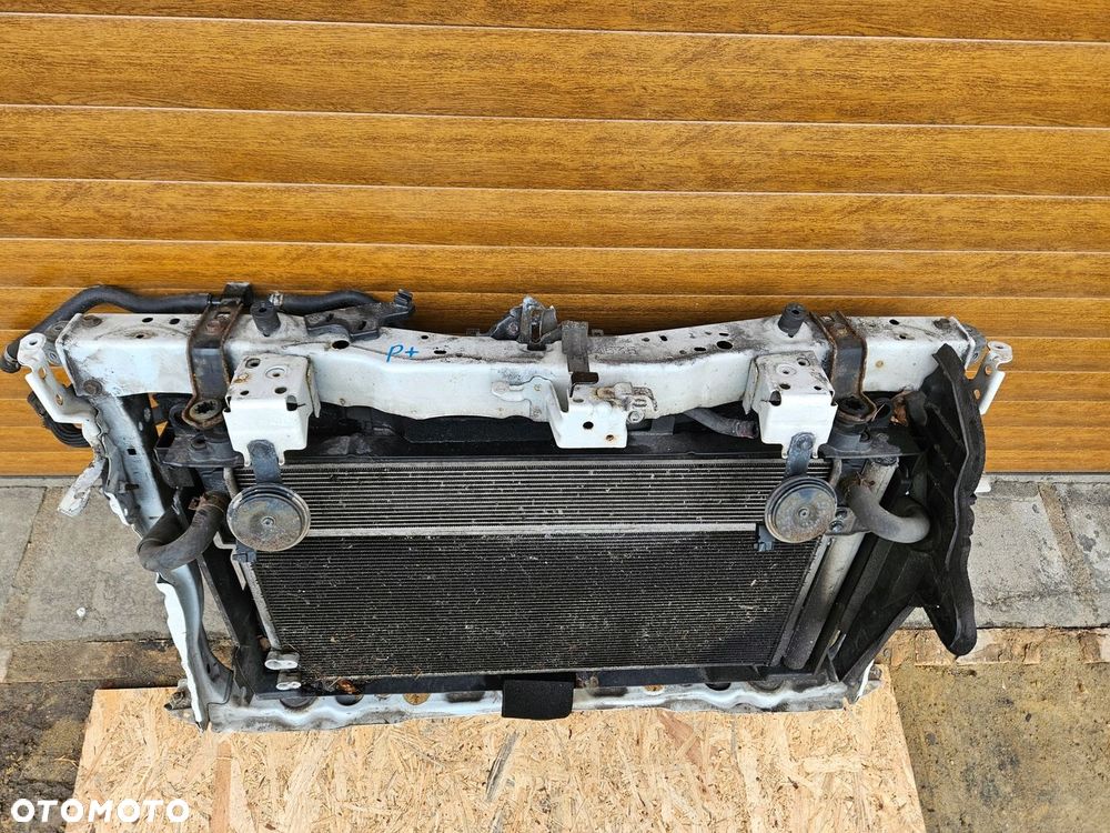 Toyota PRIUS PLUS pas przedni chłodnice komplet 040 - 2