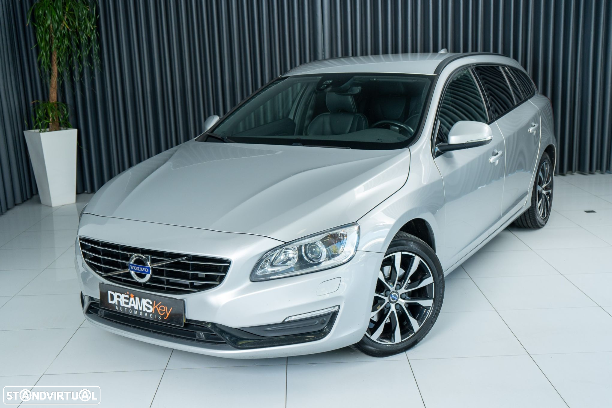 Volvo V60 2.0 D3 Momentum Geartronic - 18