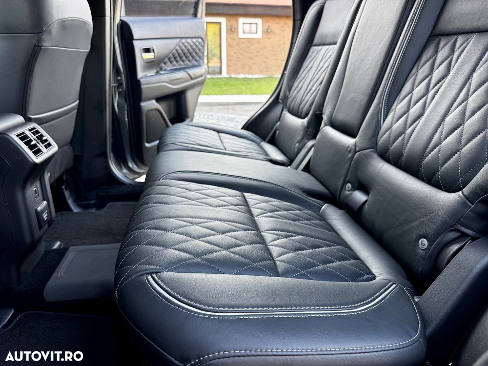 Mitsubishi Outlander 2.4 4WD Plug-In Hybrid Top - 10