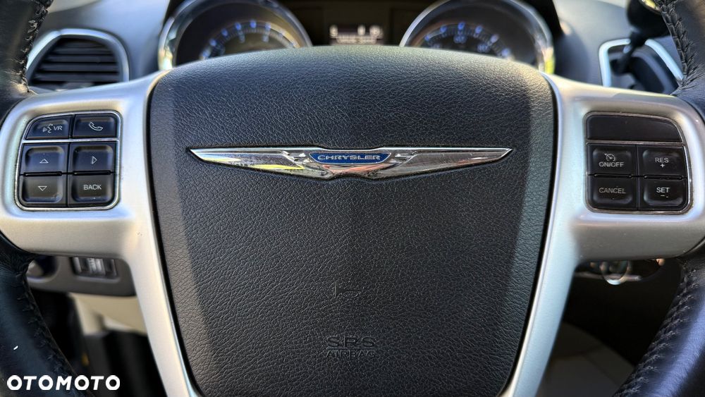 Chrysler Town & Country - 16