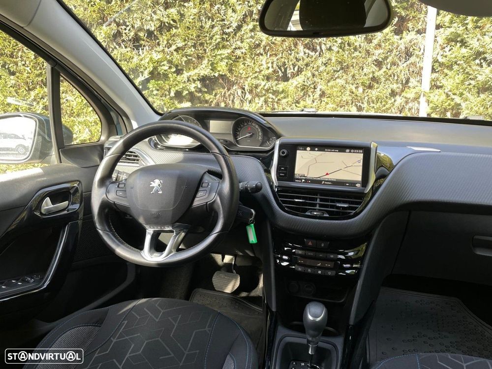 Peugeot 2008 1.2 PureTech Signature EAT6 - 4