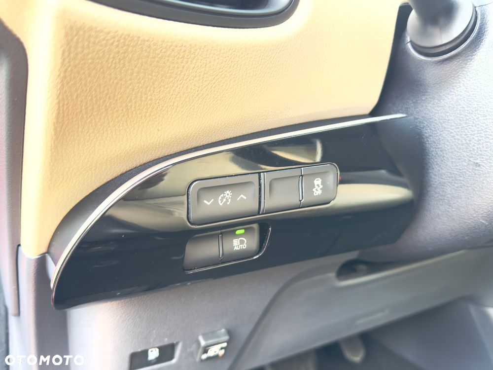 Toyota Prius 1.8 HSD Premium - 16