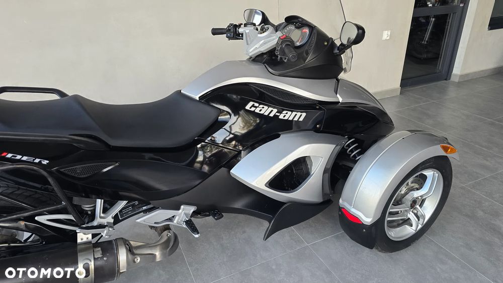 Can-Am Spyder - 24