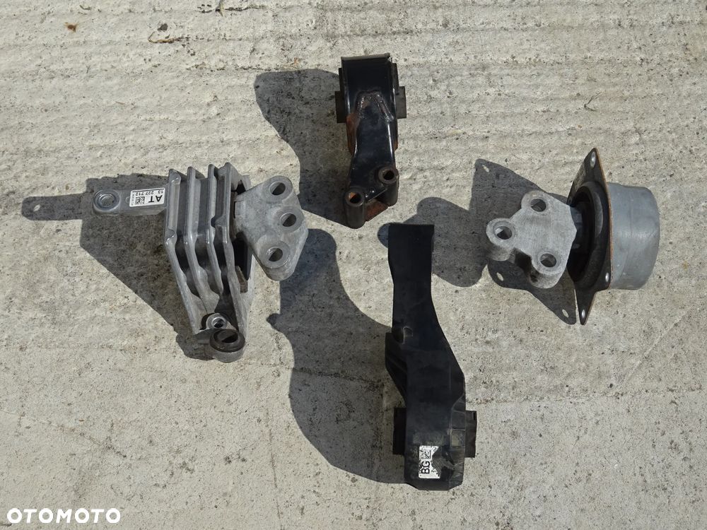 PODUSZKI ŁAPA PODUSZKA SILNIKA SKRZYNI OPEL INSIGNIA 13228305 CS 1,6T , 1,8 skrzynia M32 - 1