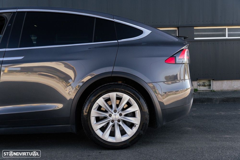 Tesla Model X - 32