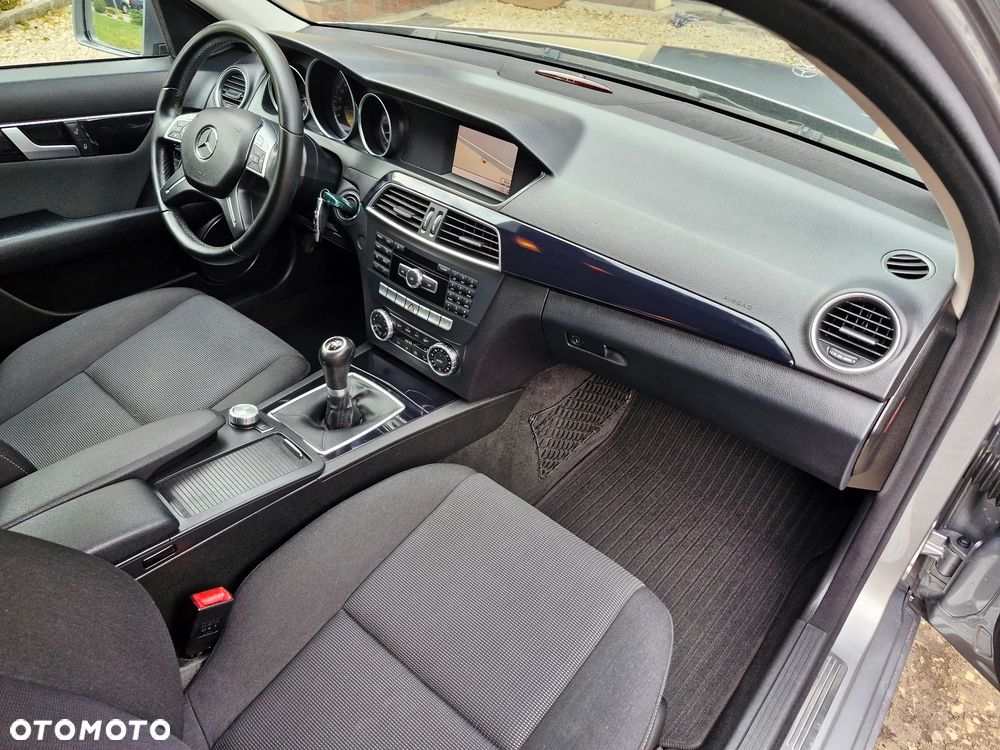 Mercedes-Benz Klasa C 180 CGI BlueEFFICIENCY Avantgarde - 7