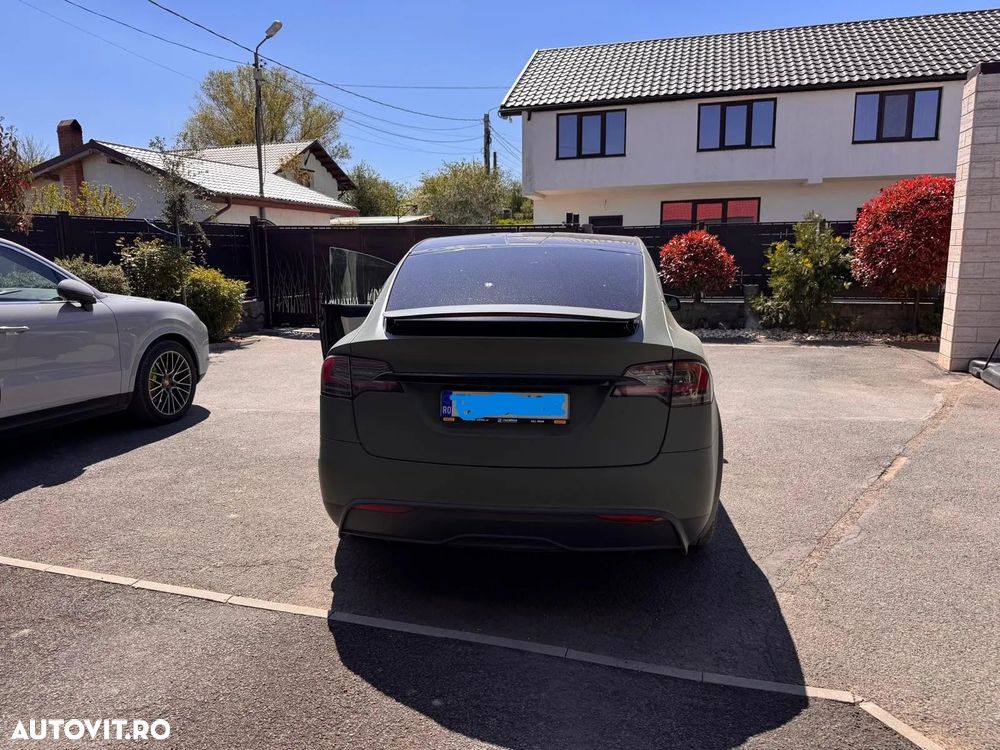 Tesla Model X - 8