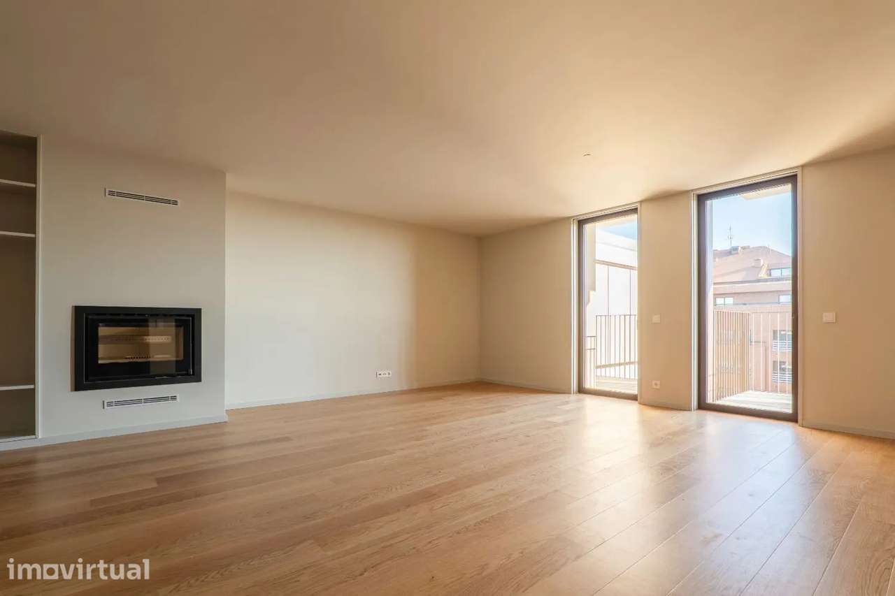 T4 Duplex NOVO c/ 210m - Pronto Escriturar - Condomínio Fechado c/ GYM - Grande imagem: 2/22