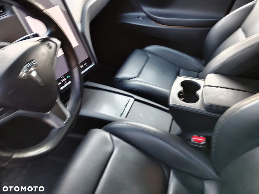 Tesla Model X - 11