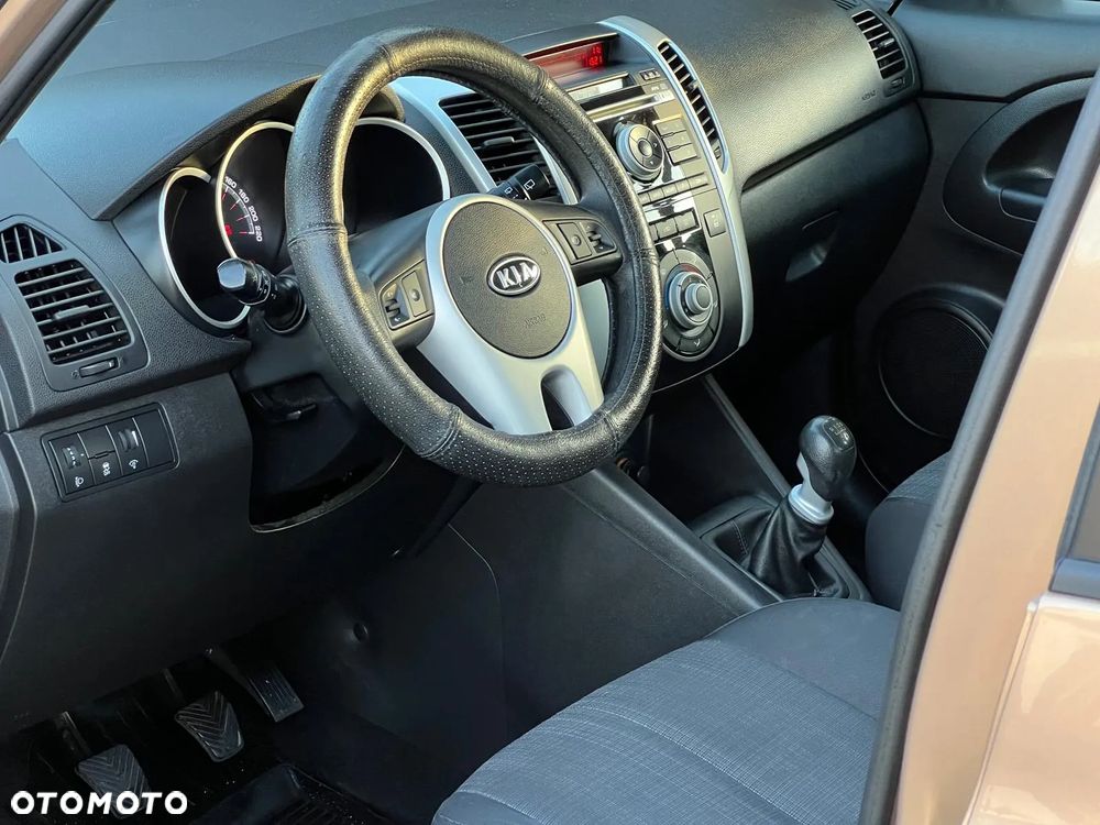 Kia Venga 1.6 L - 12