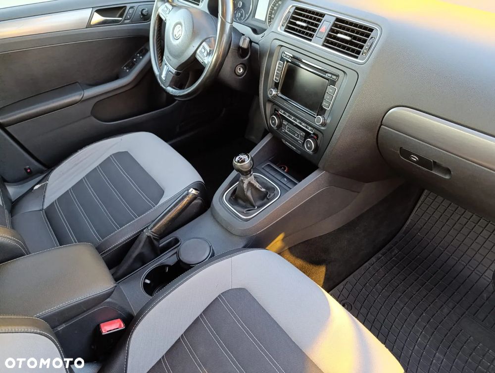 Volkswagen Jetta - 4