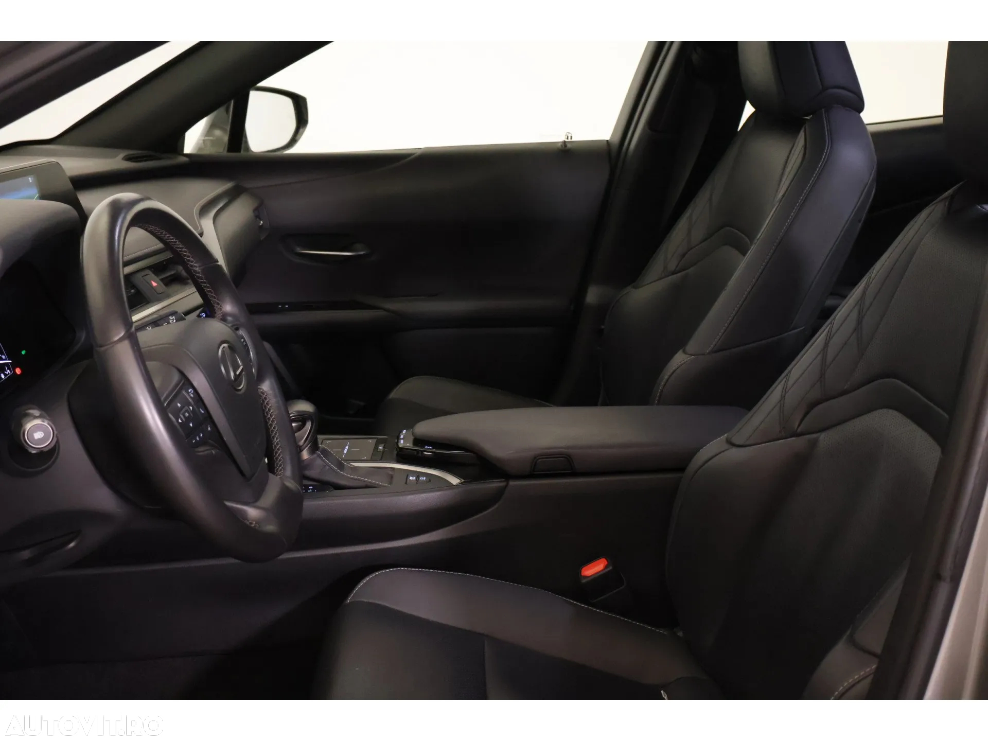 Lexus UX 250h 2.0L HEV 20H- (178 HP) 4X2 CVT Executive - 6