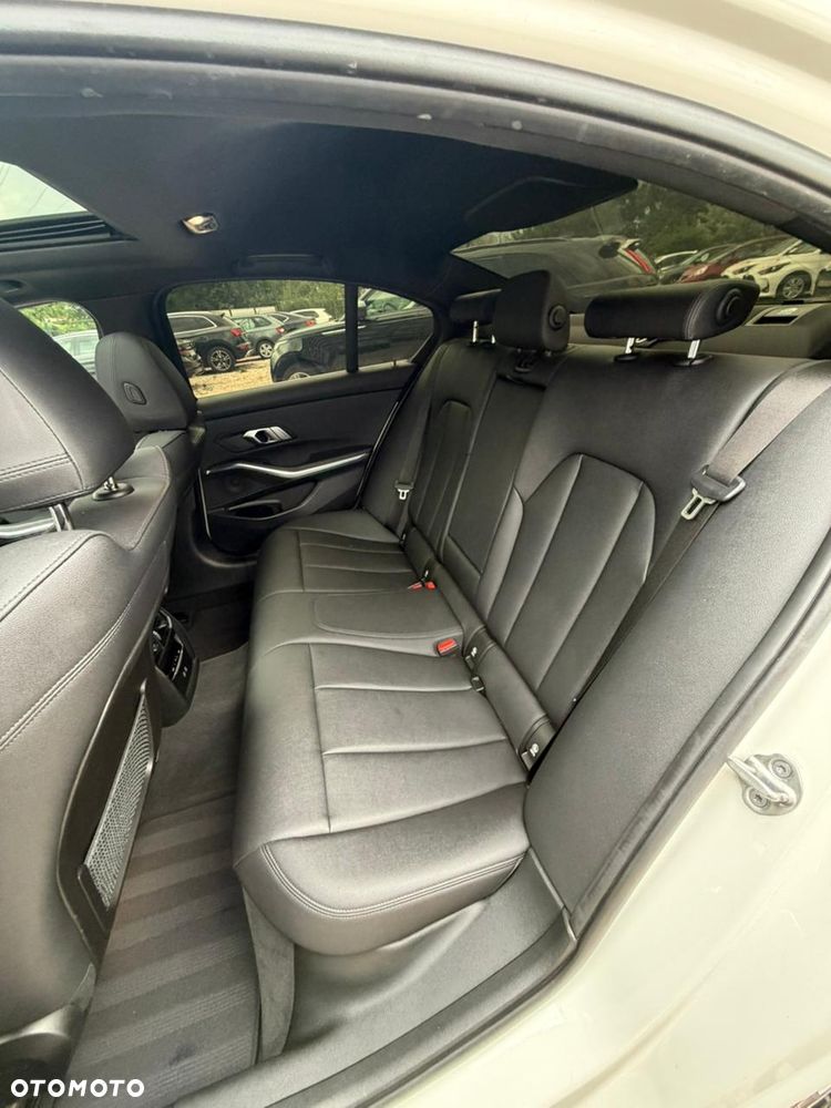 BMW Seria 3 330i Sport Line - 9