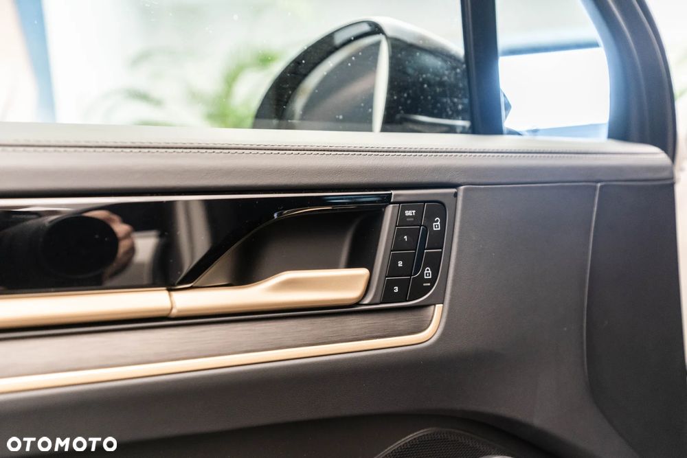 Porsche Cayenne E-Hybrid PHEV Black Edition - 16