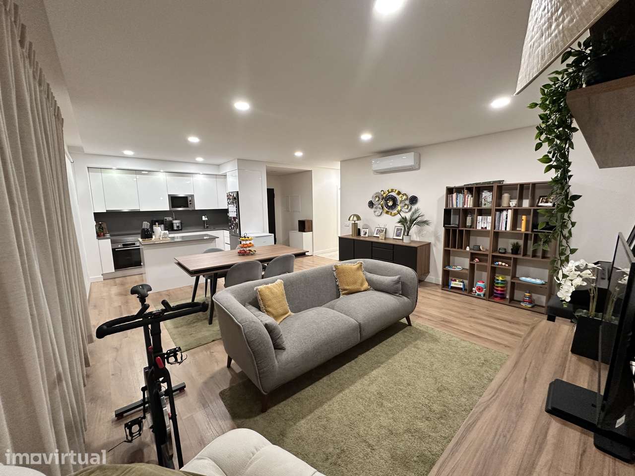 Apartamento T3 com garagem box e varanda ampla, Urb Quinta da Amizade - Grande imagem: 2/20