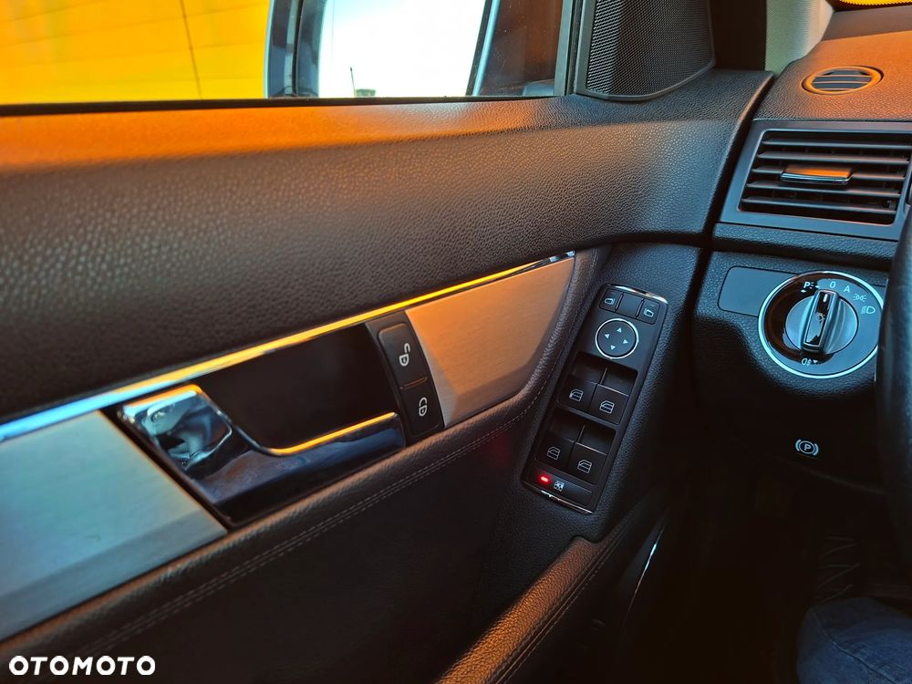 Mercedes-Benz Klasa C 200 Avantgarde Edition - 23