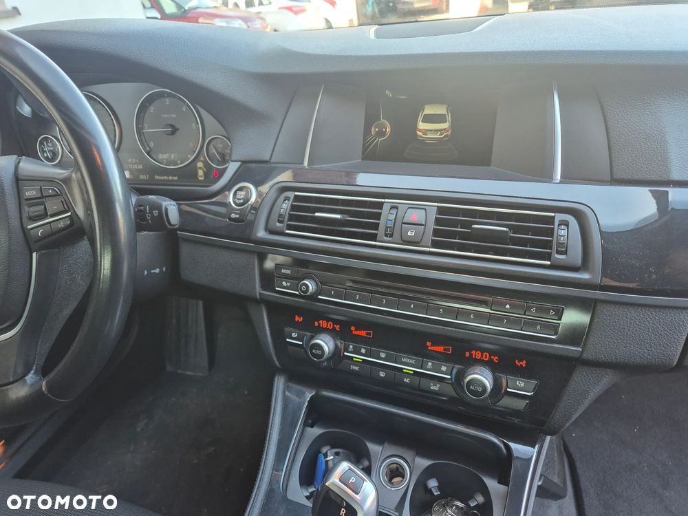 BMW Seria 5 518d - 14