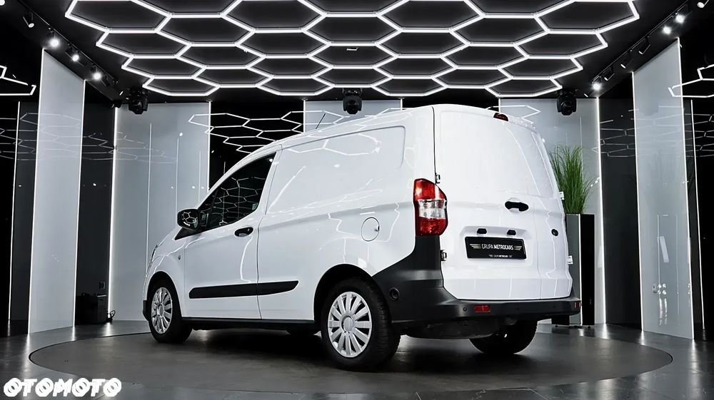 Ford Transit Courier - 10