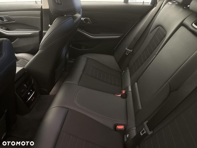 BMW Seria 3 318d MHEV - 21