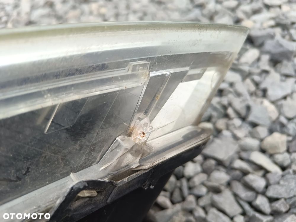 VW PHAETON LAMPA PRZEDNIA XENON PRAWA UCHWYTY OK - 12