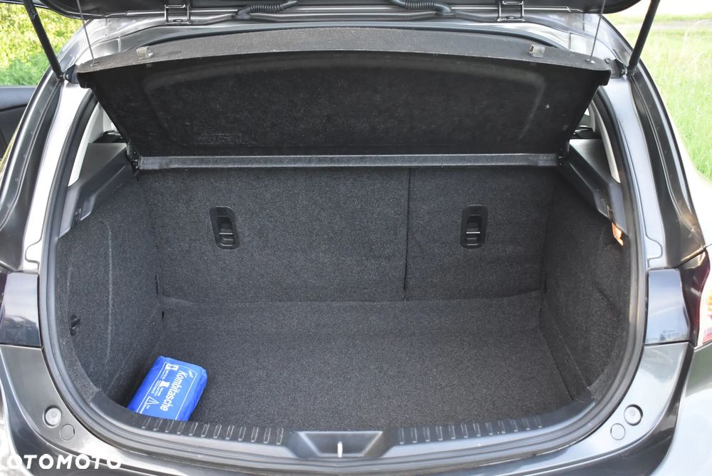 Mazda 3 1.6 Active + - 27