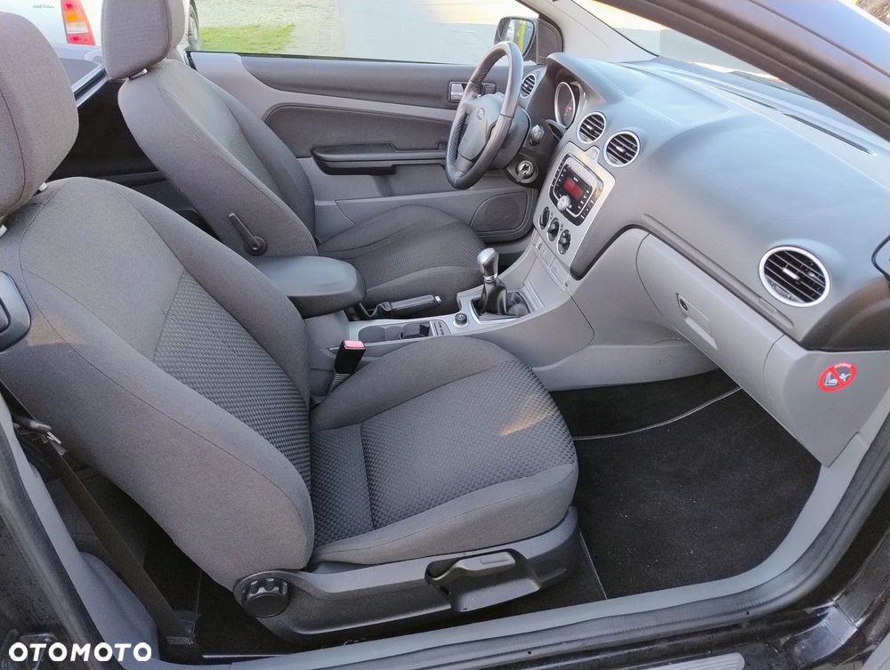 Ford Focus Coupe-Cabriolet 2.0 16V Black Magic - 9