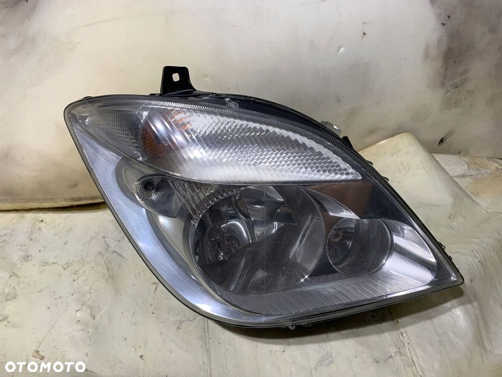 Mercedes-Benz Sprinter W906 2008 Lampa przednia - 3