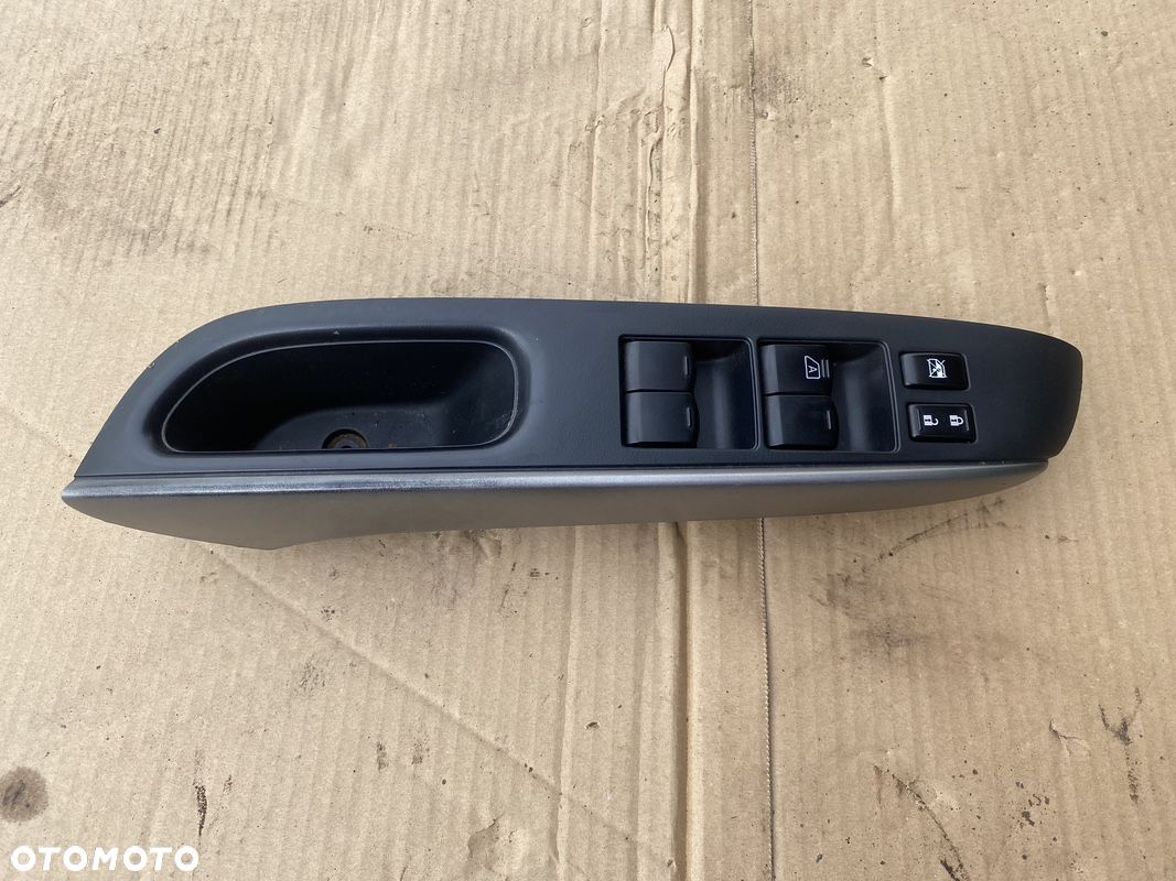 NISSAN NOTE E12 11- PANEL PRZEŁĄCZNIK SZYB LEWY PRZÓD - 1