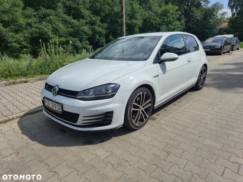 Volkswagen Golf - 1