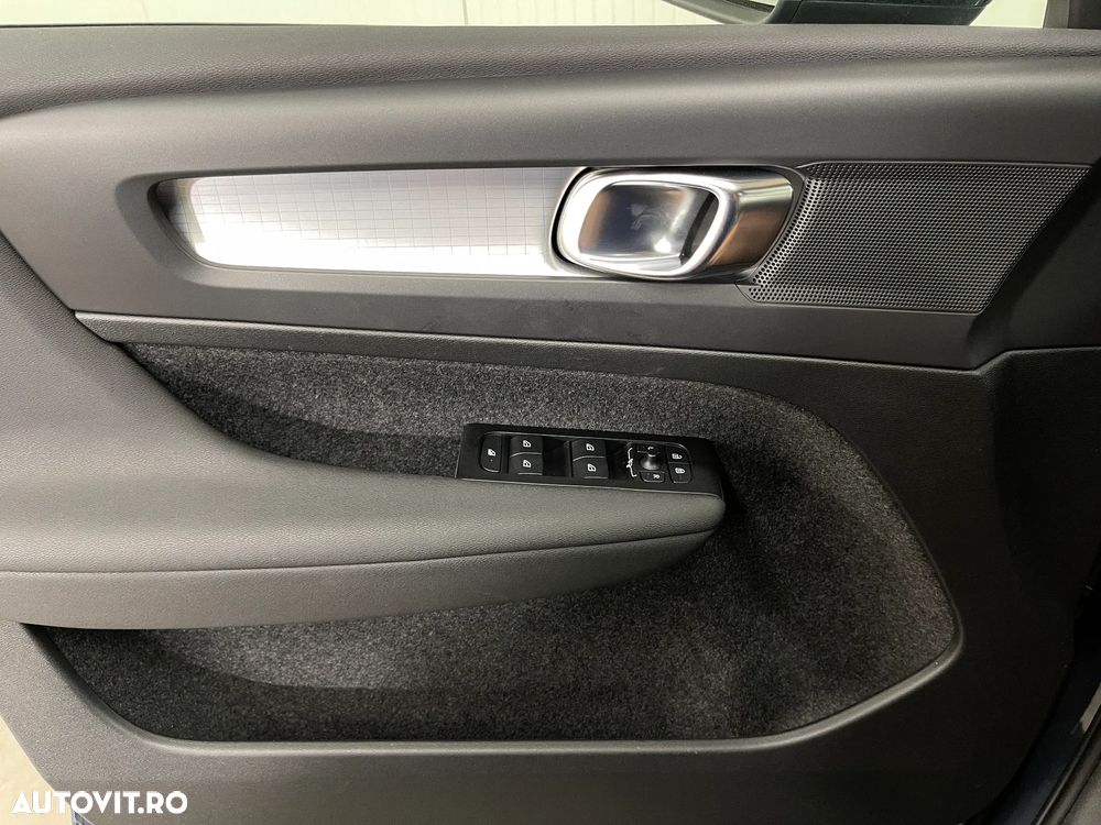 Volvo XC 40 B4 AT8 AWD Mild Hybrid Momentum Pro - 27