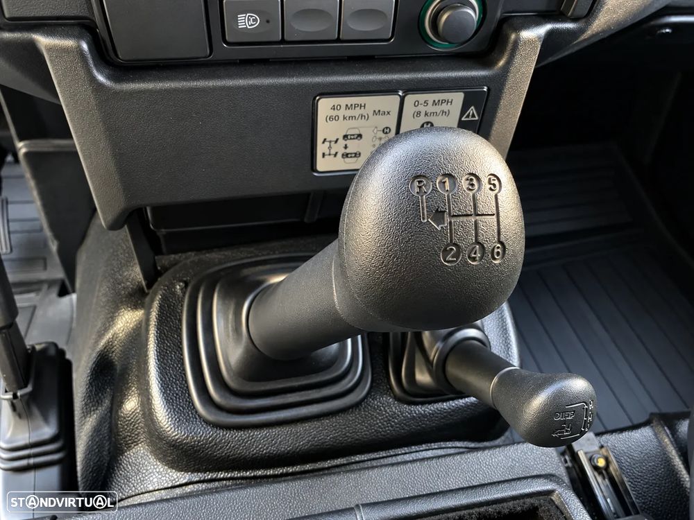 Land Rover Defender 90 2.4 CRD SE - 21