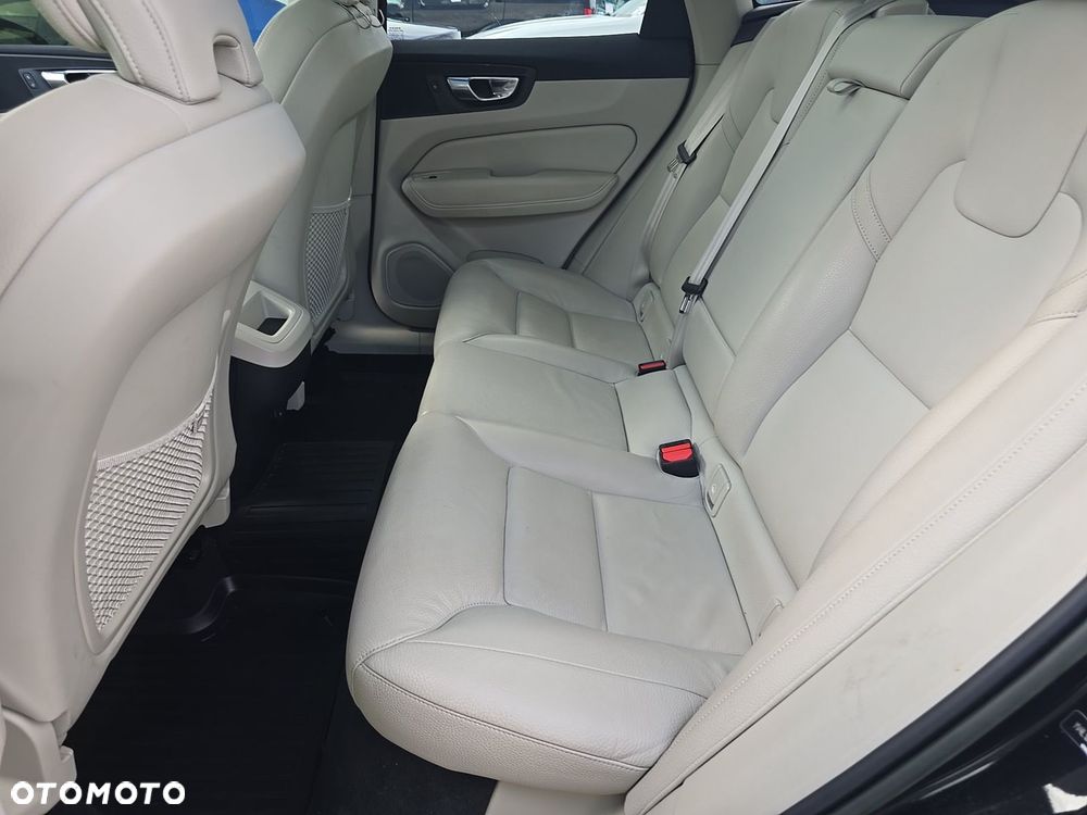 Volvo XC 60 B5 B AWD Plus Dark - 11