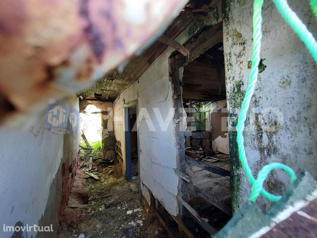 Casa antiga, anexos e terreno com 559 m2 para projeto de reconstrução - Grande imagem: 4/11