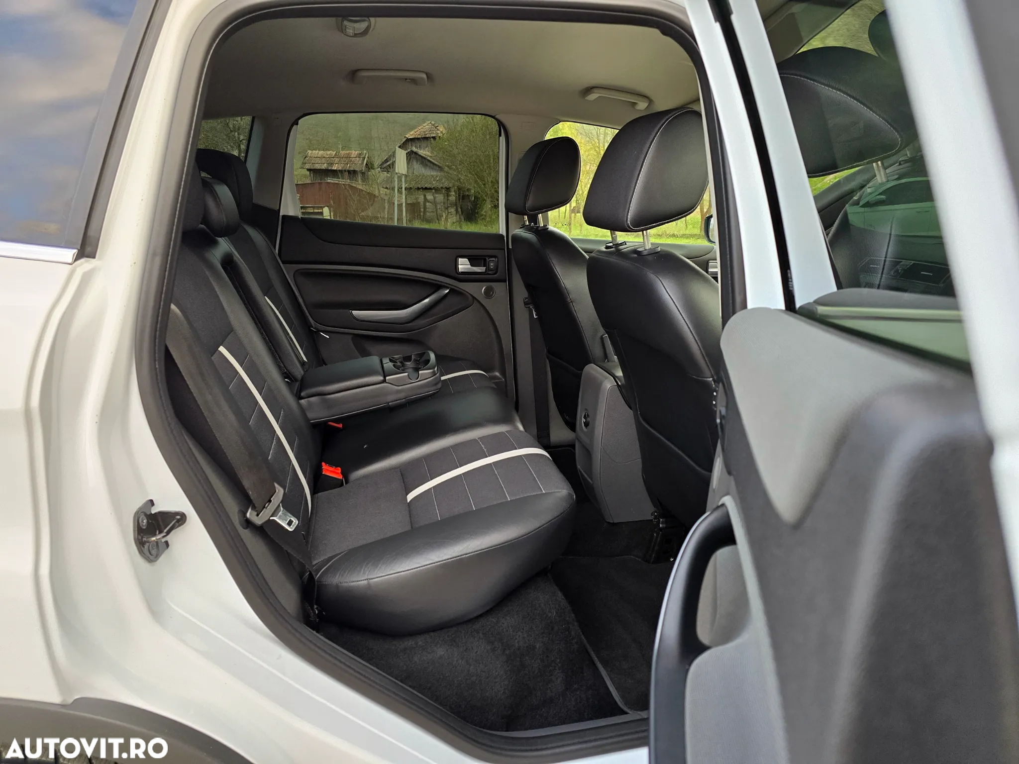 Ford Kuga 2.0 TDCi 2x4 Titanium - 32
