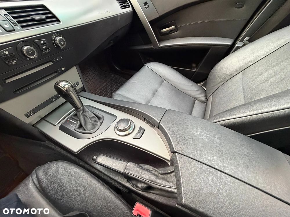 BMW Seria 5 525d - 32