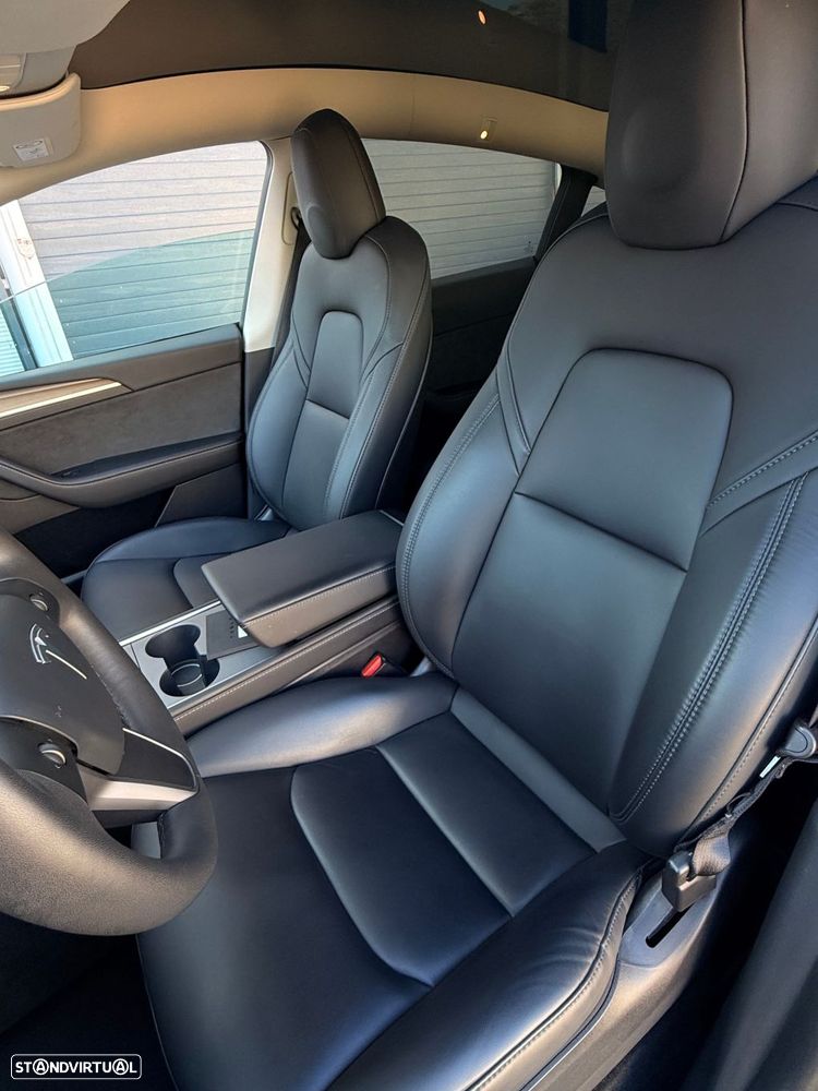 Tesla Model Y - 8