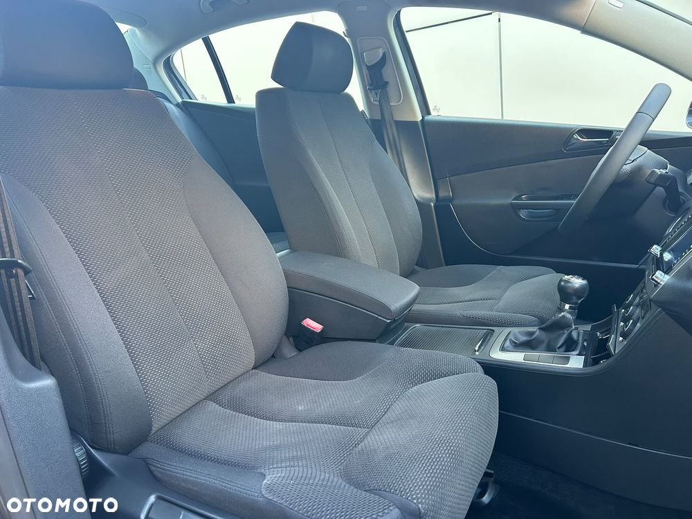 Volkswagen Passat 1.6 FSI Comfortline - 22