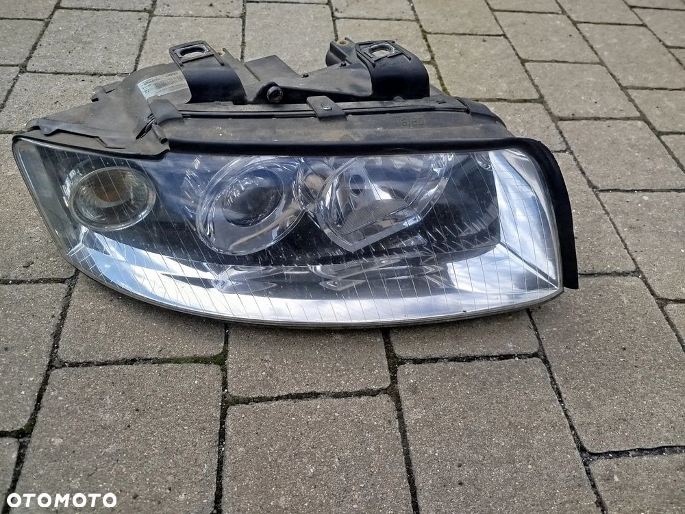 Audi A4 B6 lampa przednia  prawa