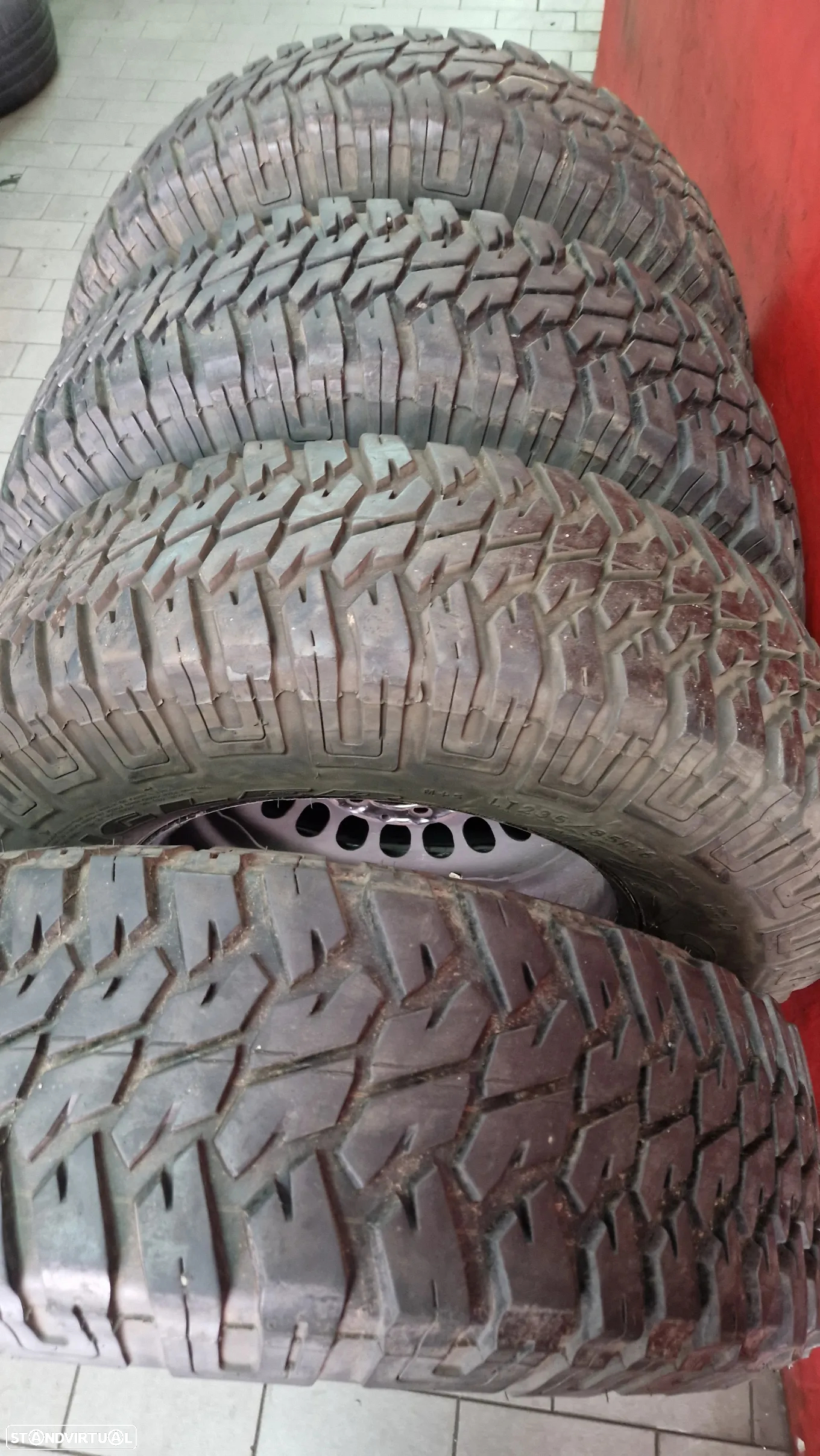4 PNEUS 235/85/16 GOODYEAR WRANGLER MT/R 114/111Q COM MAIS DE 80% PISO - 4
