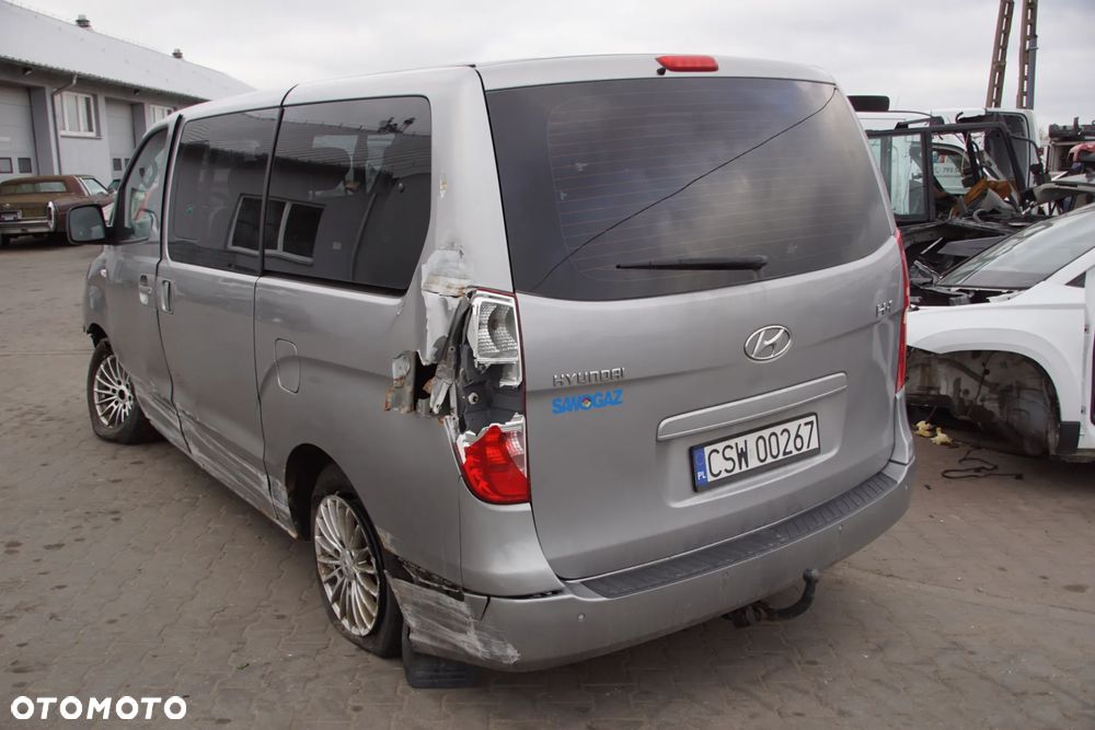 Auto na części - Hyundai H1 II 2.5 CRDI 170 KM D4CB YCQA2 P2S 2012R Silnik Skrzynia Drzwi Maska Błotnik Zderzak Klapa Lusterko Klamka Szyba Deska Kokpit Sterownik Moduł Czujnik Licznik Panel Kierownica - 4