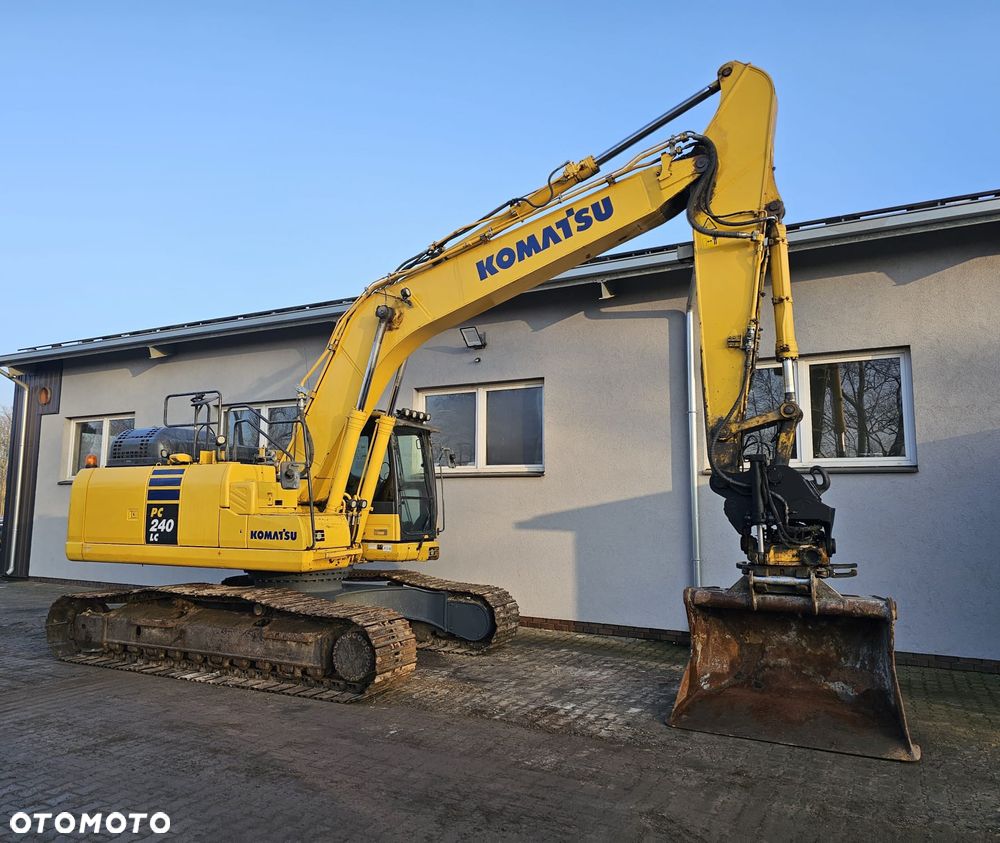 Komatsu PC240LC-11 - 1