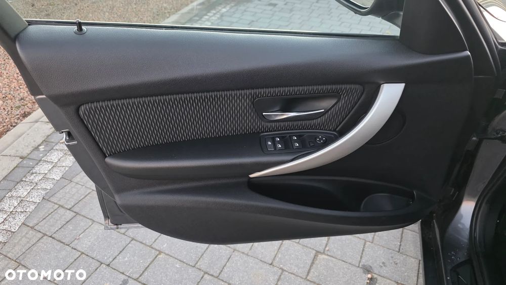 BMW Seria 3 320d xDrive - 11