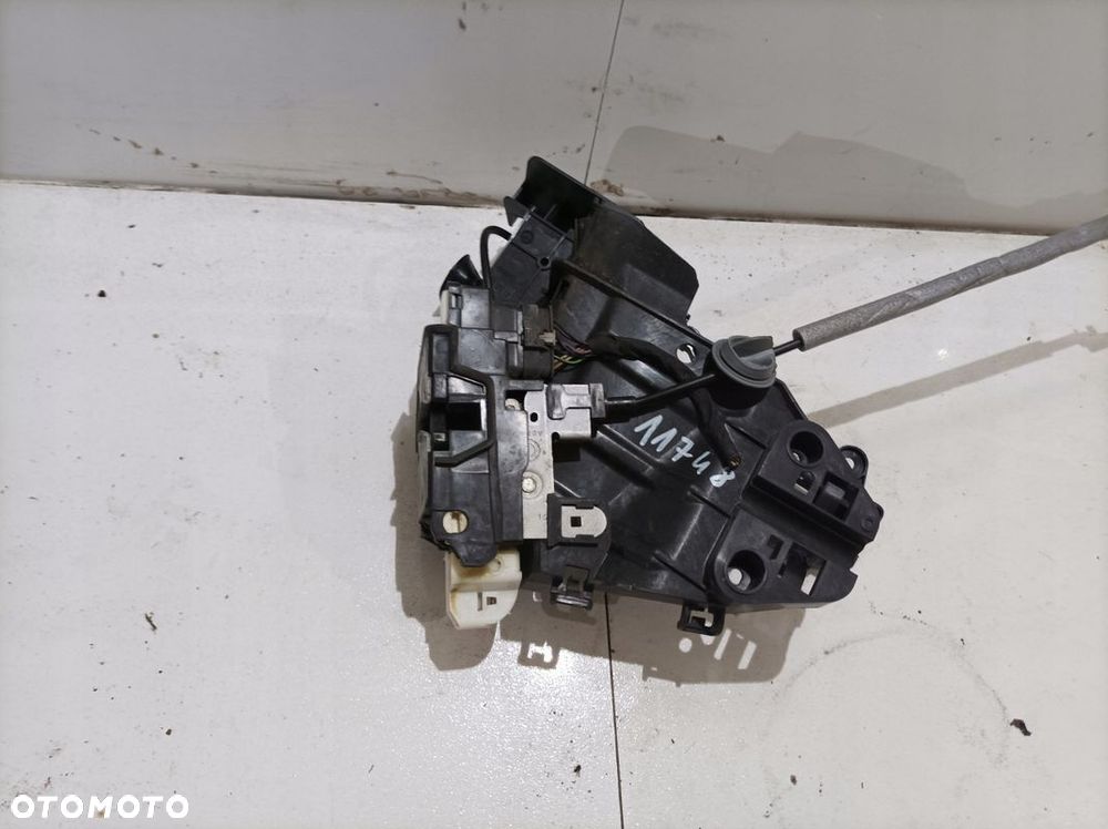 VOLVO V40 ZAMEK PRZEDNI PRAWY - 2