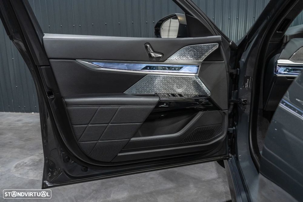 BMW 750 750e xDrive Pack Desportivo M - 18