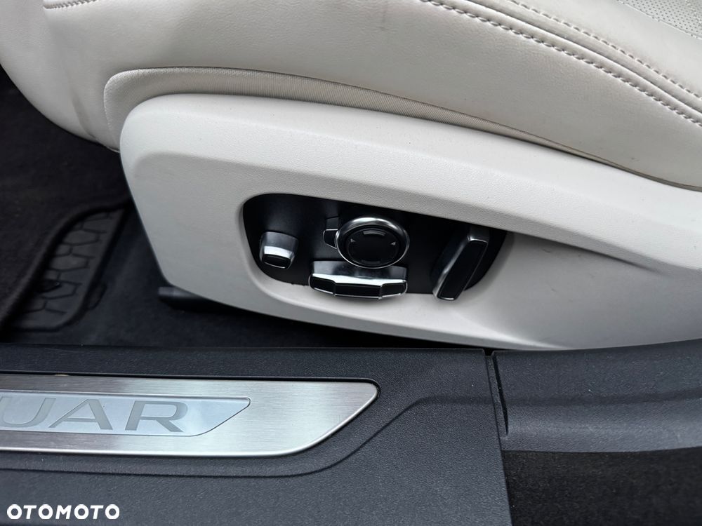 Jaguar XF P300 AWD R-Dynamic S - 34