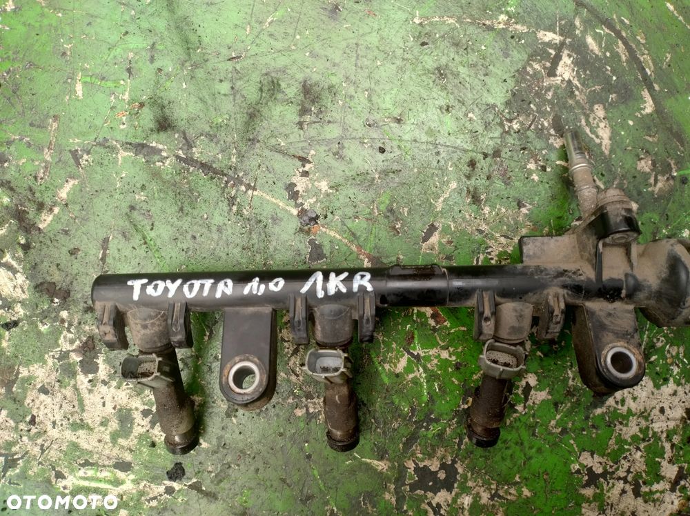 Toyota Yaris 1,0  aygo 1KR  citroen c1 peugeot 108 LISTWA WTRYSKOWA WTRYSKI - 2