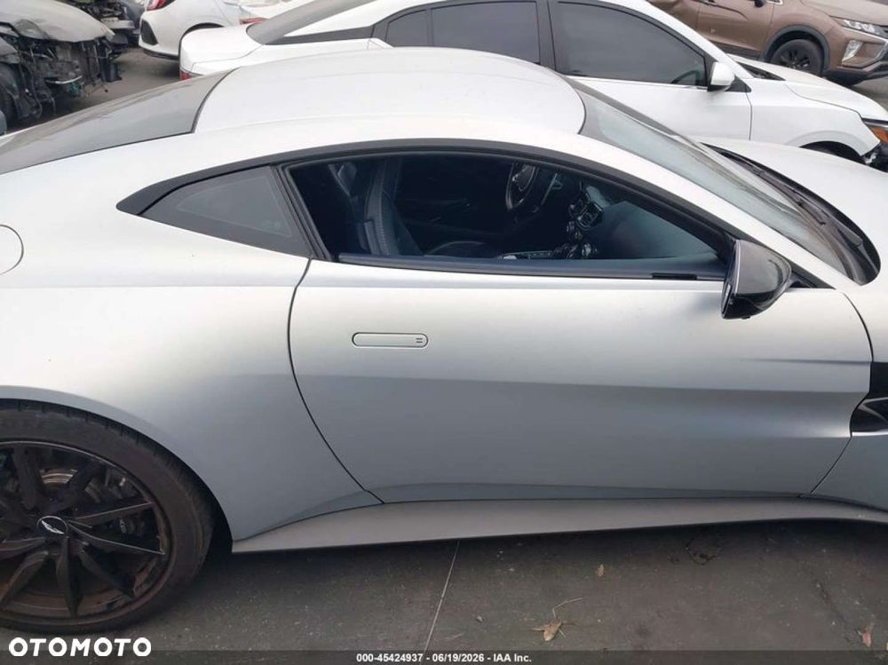Aston Martin Vantage - 5